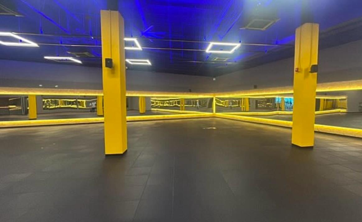 Instalación de piso laminado en oficina moderna, proyecto en Medellín.